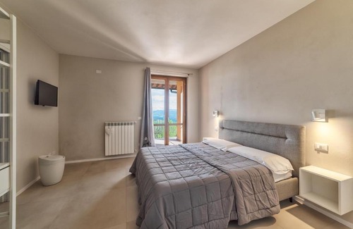 Montalcino House | Bellaria Rooms: Pet-Friendly Retreat with Family Amenities