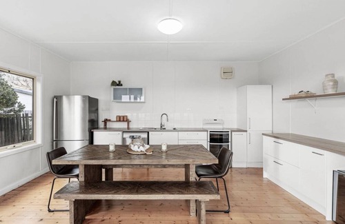 Portarlington House | Pet-Friendly Beach Shack with Ocean Views in Portarlington