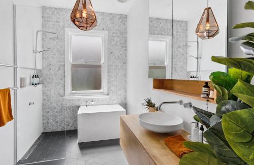South Geelong House | Cozy Bellarine Cottage in Central Geelong with Parking