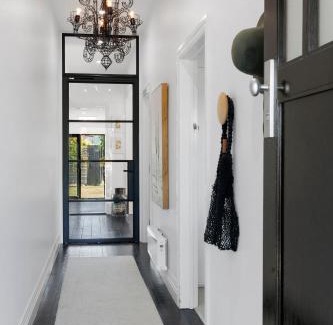 South Geelong House | Cozy Bellarine Cottage in Central Geelong with Parking