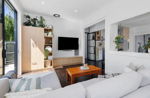 South Geelong House | Cozy Bellarine Cottage in Central Geelong with Parking