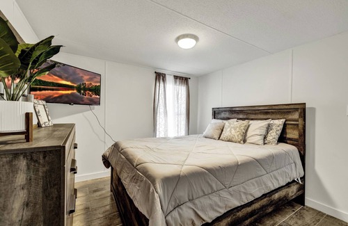 Comfort Bed & Breakfast | Unforgettable Bella's BNB: Mini Golf & 80s Game Room Fun