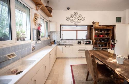 Limni Vouliagmenis Villa | Relax at Bellavista with Pet-Friendly Amenities & 9.3 Rating