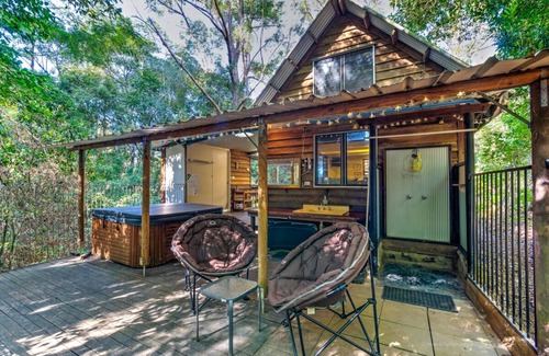 Kenilworth Cabin | Bellbird Studio: Pet-Friendly Glamping with Ocean Views