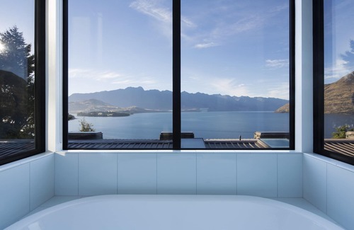 Fernhill House | Bellbrae Hotel: Lakeviews, Spa Pool & Private Sauna Awaits