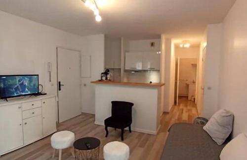 20th Arrondissement Apartment | Cozy F2 Apartment with Terrace & Pet-Friendly Amenities