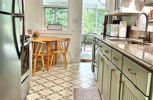 Eagle Rock Cottage | Inviting Lakefront Retreat with Swimming, Kayaking & Fishing