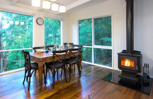 Sassafras House | Belle Cottage Secluded Stay Near Shops Cafes