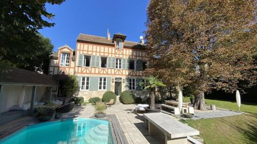Carrieres-sur-Seine Villa | Relaxing Retreat with Pool and Seine Views near Paris