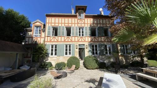 Carrieres-sur-Seine Villa | Relaxing Retreat with Pool and Seine Views near Paris