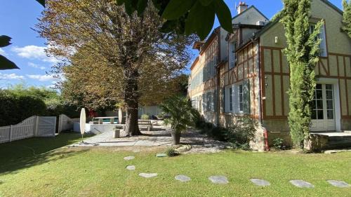 Carrieres-sur-Seine Villa | Relaxing Retreat with Pool and Seine Views near Paris