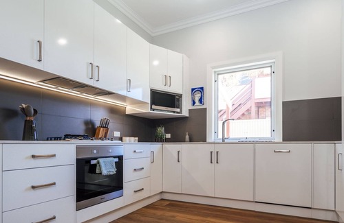 Glenelg South Apartment | Relaxing Bondi Retreat: Oceanfront Views & Family-Friendly