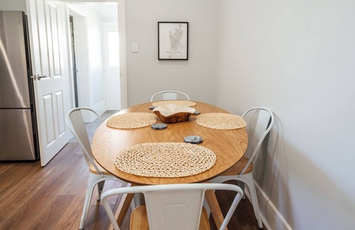 Glenelg South Apartment | Relaxing Bondi Retreat: Oceanfront Views & Family-Friendly