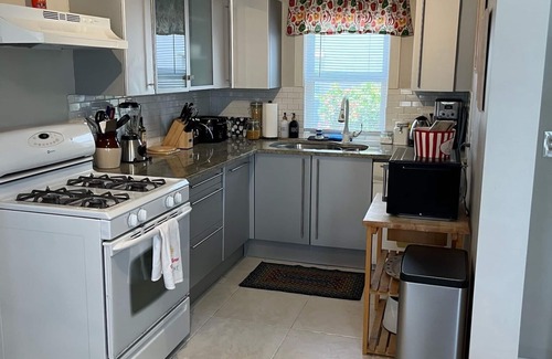 Lake Worth Cottage | Beautiful Belle Flower Oasis: 3-Bedroom Cottage with Pools