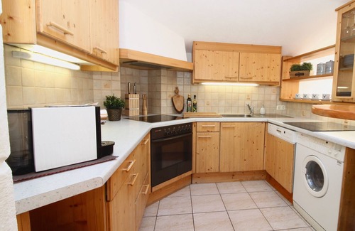 Kitzbuehel Apartment | Stylish Belle Kitz Townhouse with Kitchen & Breakfast