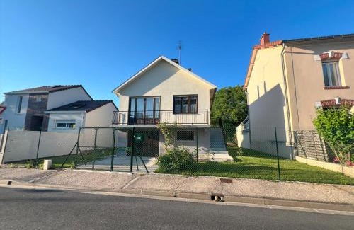 Bezannes House | Charming Home with Garden - Perfect for Families & Pets!