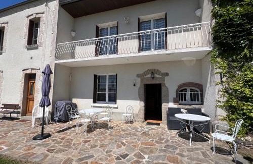 Cressat House | Nature Retreat for 4-8 Guests with Large Garden Oasis