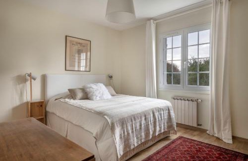 Mesquer House | Cozy Belle Maison for 14: Ideal Family Retreat