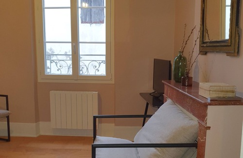 Agen House | Quaint Stone Townhouse with Spa and Child-Friendly Amenities