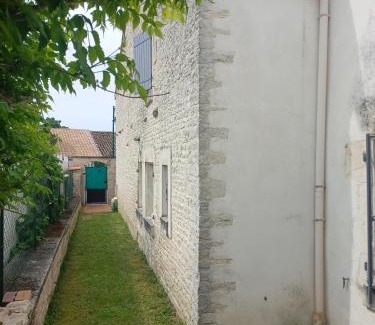 Ferrieres House | Family-Friendly Retreat Close to La Rochelle's Attractions