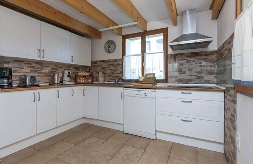 Tosse House | Belle Maison Landaise: Pet-Friendly Retreat Near Beaches