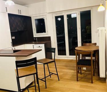 Meudon Apartment | Inviting Belle Vue: Family-Friendly Stay with 9.6 Rating