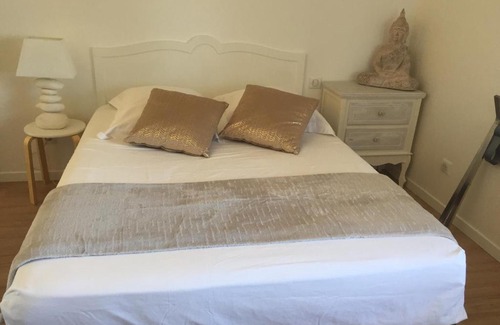 Savigny House | Pet-Friendly Belle Vue: Family-Friendly Retreat with Dining