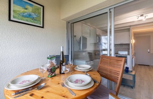 Damgan Apartment | Stunning Oceanfront Escape with Pool & Spa Amenities