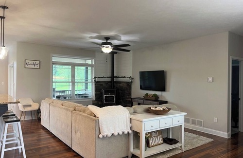 Bellefonte House | Cozy Bellefonte Home Near PSU with Hot Tub & Family Perks