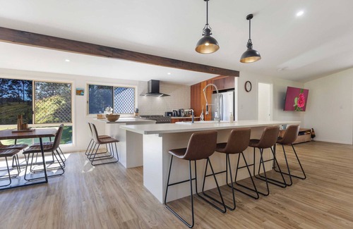 Bellthorpe House | Cozy Nights Await at Our Farm Retreat – Guest Rated 10/10!