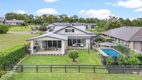 Pokolbin House | Elegant Belleview Hunter: Guest Rated 9.7 with Pool Access