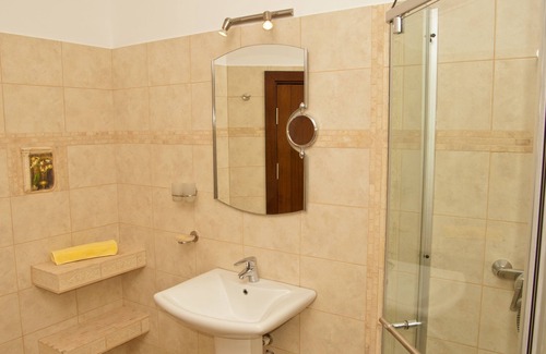 Iasi Hotel | Discover Belleville: Top-Rated Stay with Family Amenities
