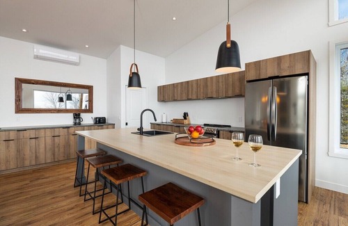 Les Eboulements Ski Chalet | Discover Bellevue 169: Riverview, Jacuzzi & Pool Amenities