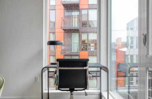 Wilburton Apartment | Inviting Bellevue 2BR with BBQ & Gym near Spring District