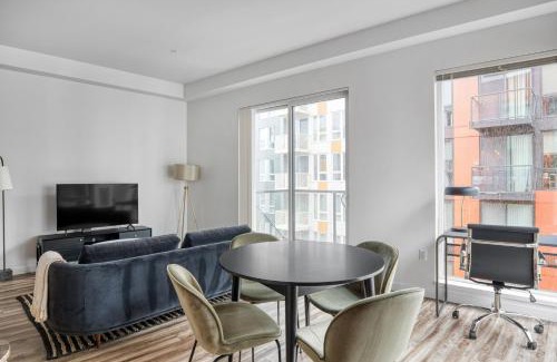 Wilburton Apartment | Inviting Bellevue 2BR with BBQ & Gym near Spring District