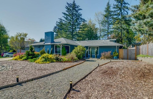 East Lake Hills Apartment | Convenient Bellevue Abode with Balcony, Near Downtown Seattle