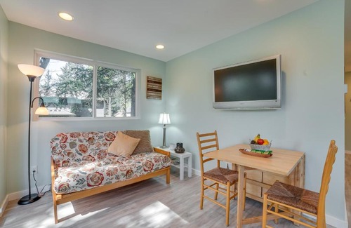 East Lake Hills Apartment | Convenient Bellevue Abode with Balcony, Near Downtown Seattle