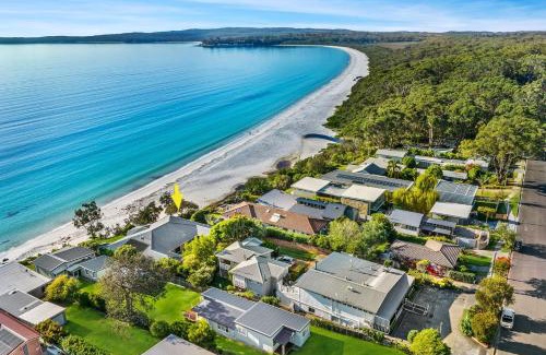 Hyams Beach House | Oceanfront Bellevue at Hyams Beach - Rated 9.5/10
