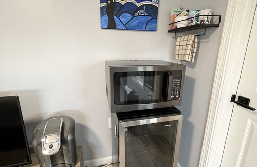 East Lake Hills Apartment | Top-Rated Bellevue Guesthouse with Lake Views & Patio