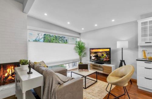 East Lake Hills House | Tranquil Home Office Retreat Near Downtown - Pet Friendly