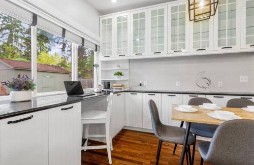 East Lake Hills House | Tranquil Home Office Retreat Near Downtown - Pet Friendly