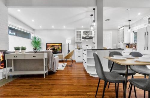 East Lake Hills House | Tranquil Home Office Retreat Near Downtown - Pet Friendly