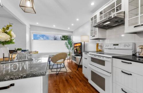 East Lake Hills House | Tranquil Home Office Retreat Near Downtown - Pet Friendly