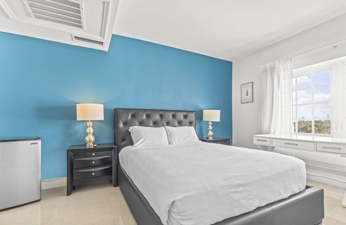 City Center Hotel | Elegant Belleza South Beach Queen Studio with Kitchen Access