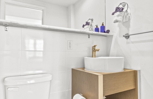 City Center Hotel | Elegant Belleza South Beach Queen Studio with Kitchen Access