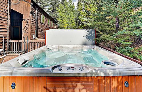 Intermountain House | Tranquil Escape at Bellflower Trout House with Hot Tub