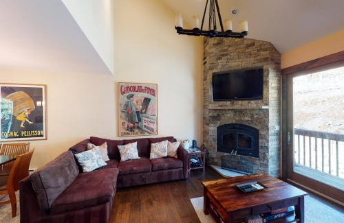 Intermountain House | Tranquil Escape at Bellflower Trout House with Hot Tub