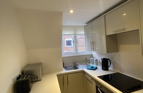 King's Lynn Apartment | Experience Bellfosters: Oceanfront Bliss with Breakfast