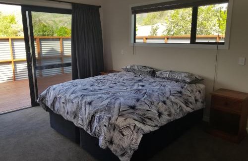 Lowburn House | Elegant Bellhaven: 4-Star Stay with Family-Friendly Amenities