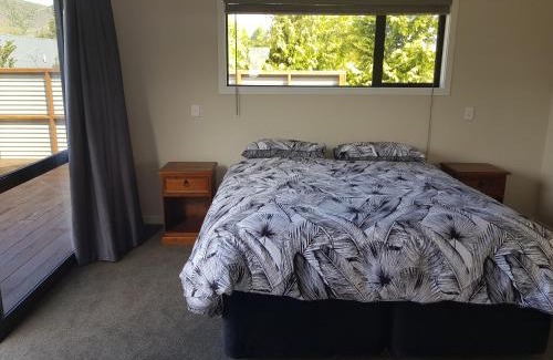 Lowburn House | Elegant Bellhaven: 4-Star Stay with Family-Friendly Amenities